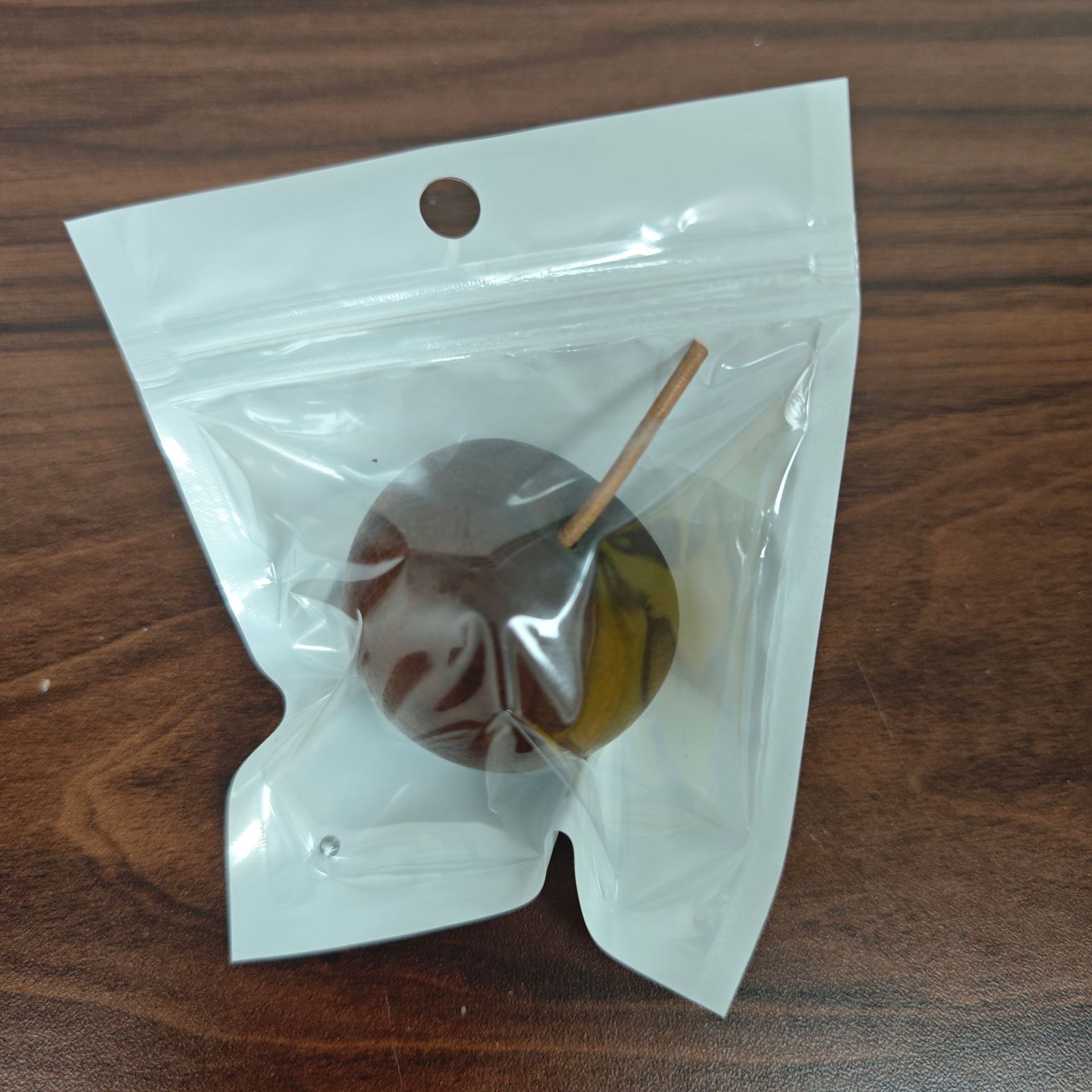 Madera sólida transfronteriza manzana interior perfumador duradero decoración de escritorio para automóviles sin fuego perfumar madera de expansión regalo decorativo