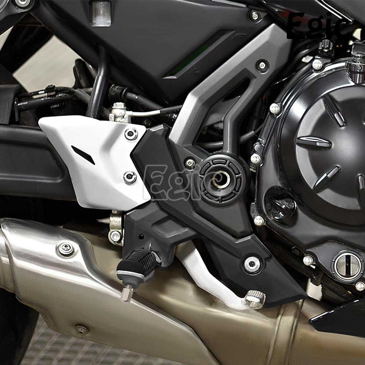 The front pedal bracket assembly is suitable for Kawasaki Z650/RS ninja driver's small pedal with wings for 17-23 years