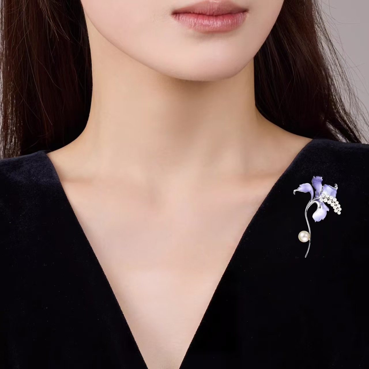 High-end, exquisite two-tone enamel lily brooch, a unique and eye-catching piece with pearl tassels, a delicate and elegant pin, a new style of corsage