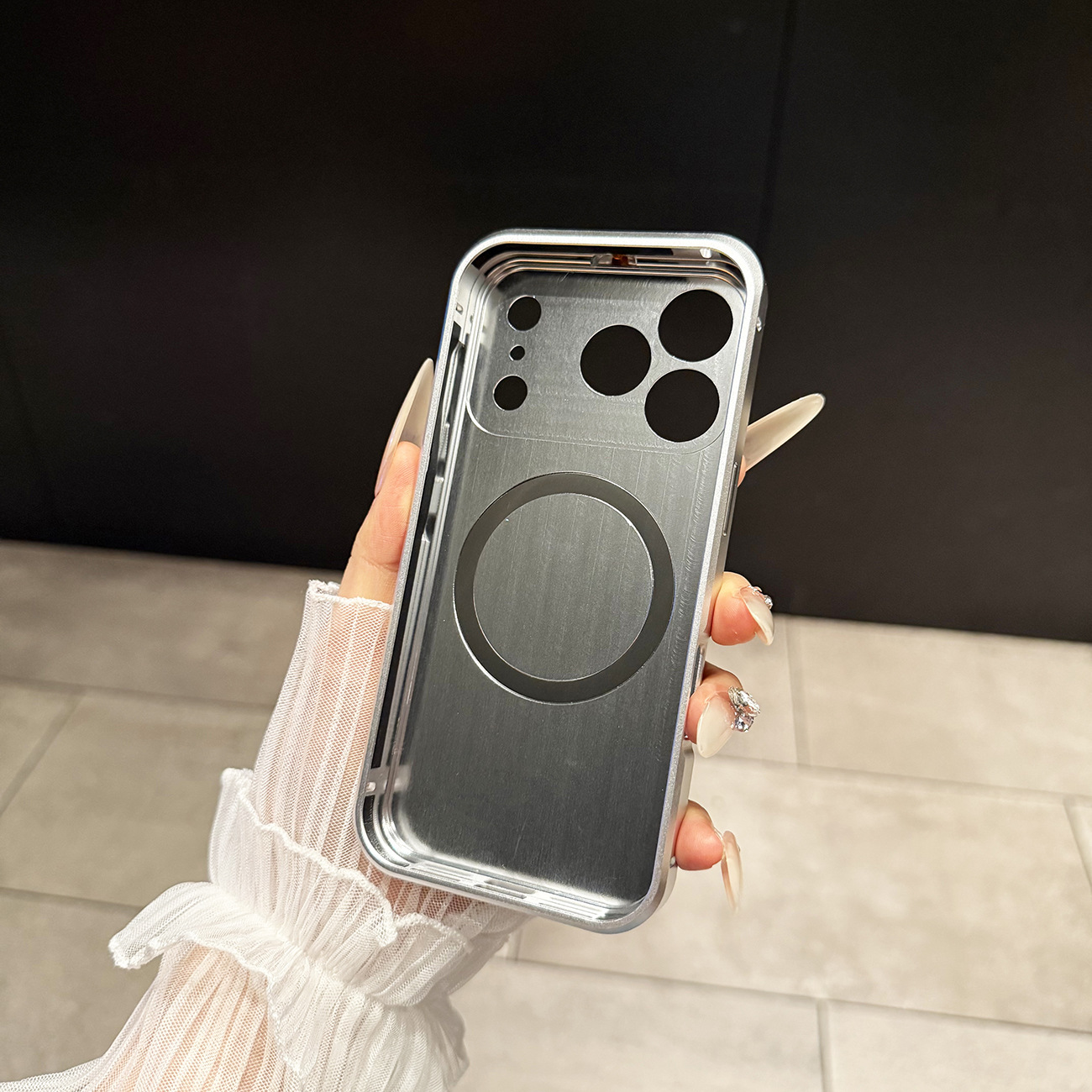 Ốp lưng điện thoại chống sốc viền dày họa tiết vỏ sò ánh kim — Đen Huyền, Trắng Kim Cương, Xanh Lam, iphone17pro chi tiết 5