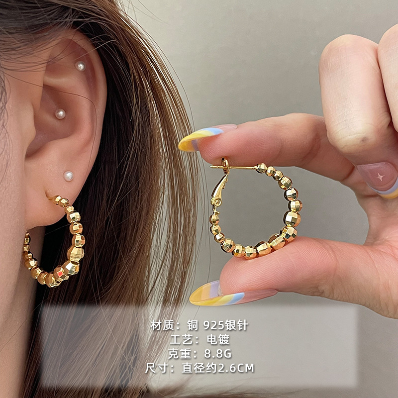 2025 nuevo estilo verano de moda anillo plateado círculo negro círculo fino temperamento europeo y americano aretes dorados de todo fósforo