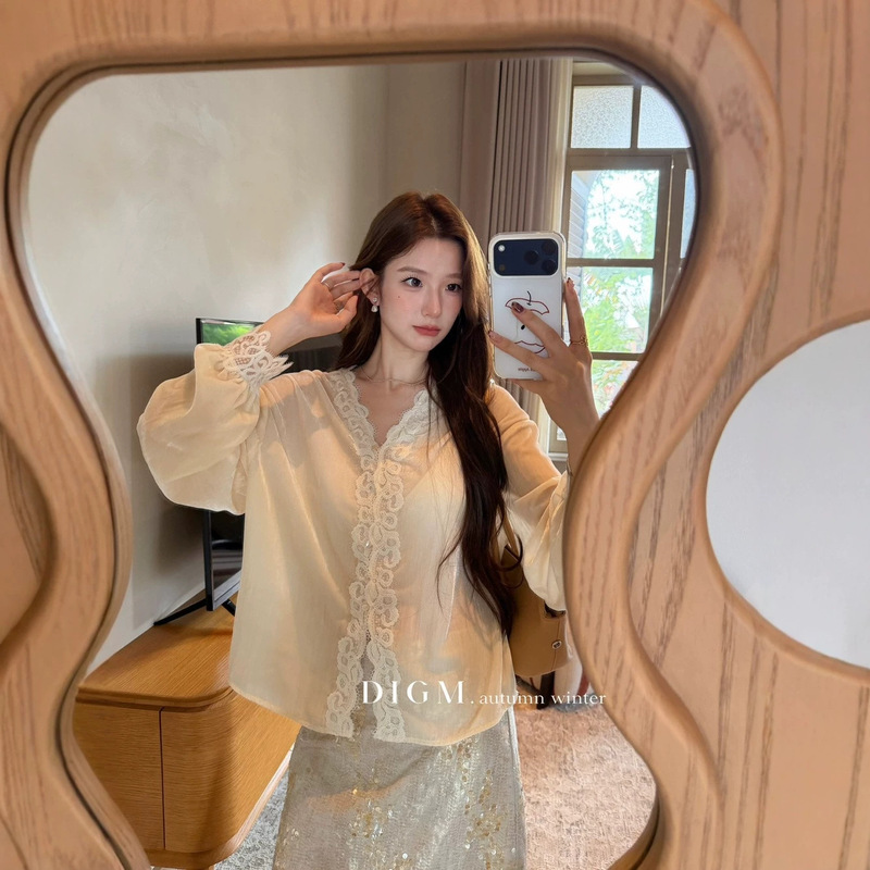New for Autumn【DIGM】French-style gentle and elegant velvet V-neck blouse with lace trim, loose and slimming design