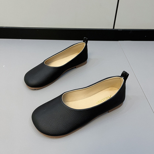 Plus-size French-style grandma shoes: Ultra-soft, low-heeled, vintage-inspired spring/summer women's flats with a shallow toe box and small leather bow details.