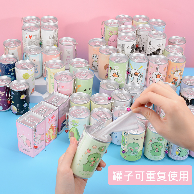 瓶の創意ミニはコーラ缶のウェットティッシュを持ち歩いています。|undefined