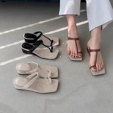 韩版~24年春夏新款套趾坡跟T型带休闲沙滩网红外穿罗马时尚凉鞋