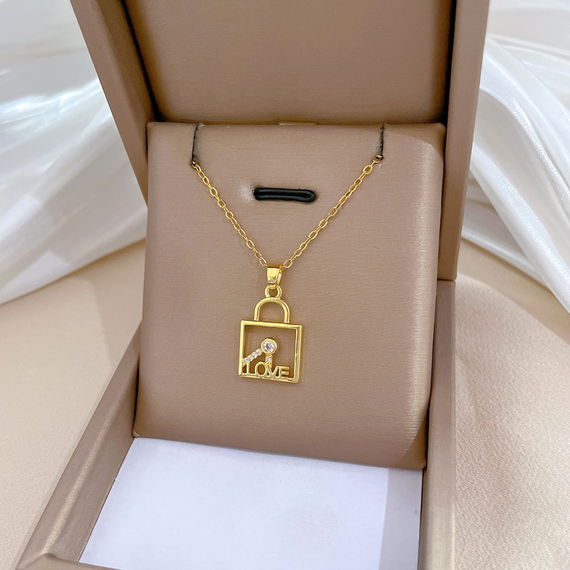 Colar elegante chave e cadeado com strass em aço titânio_voghion.com