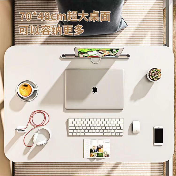 ノートパソコンの机の上で小さい机を勉強します。|undefined
