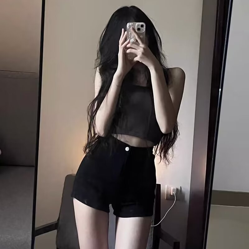 여름 얇은 스타일의 여성용 하이 웨이스트 블랙 데님 반바지 2025 새로운 스타일의 작은 핫 소녀 핫 팬츠 디자인으로 슬림해 보입니다.