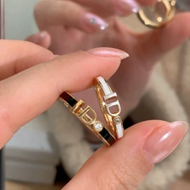 戒指;项链;耳钉