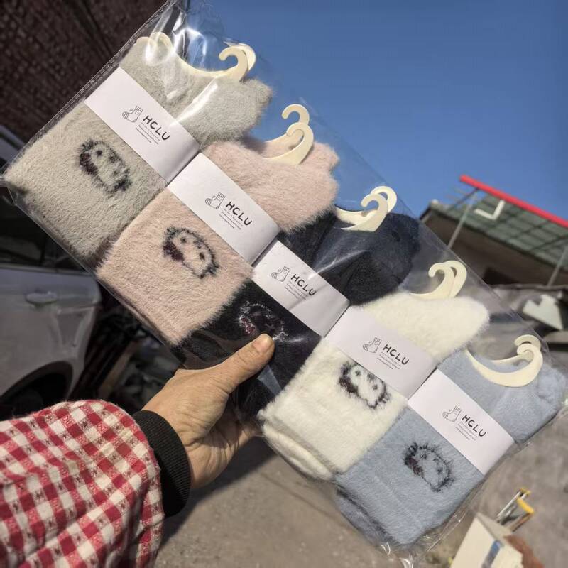 High-Volume Sales Model: Huichenglu Women's Mid-Calf Mink Fur Plush Socks, Winter Thermal Long Socks, Autumn/Winter Collection High-Volume Sales Model: Huichenglu Women's Mid-Calf Mink Fur Plush Socks, Winter Thermal Long Socks, Autumn/Winter Collection
