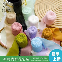 手は毛の縁のリボンの結婚式の花束を引き裂きます。