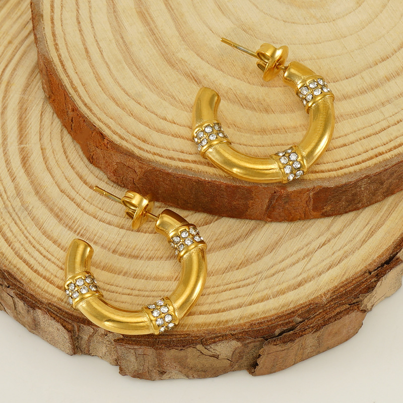 Pendientes de bambú de diamantes de acero inoxidable europeos y americanos transfronterizos pendientes geométricos retro de acero de titanio dorado femenino pendientes en forma de C