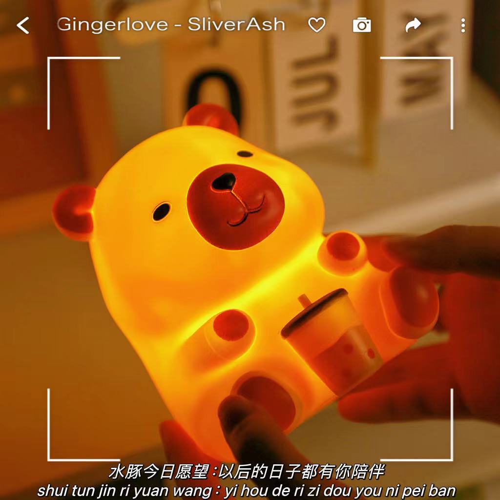 新款卡皮巴拉水豚小夜燈豚鼠搪膠臥室桌面氛圍擺件兒童生日禮物女