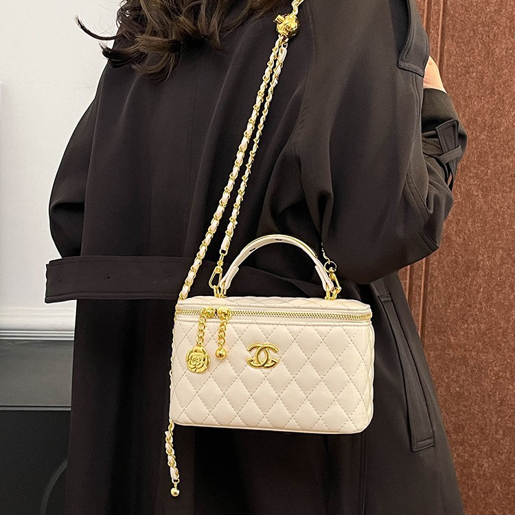 大容量小众轻奢通勤百搭化妆包时尚跨境女士潮流单肩斜跨包小香风