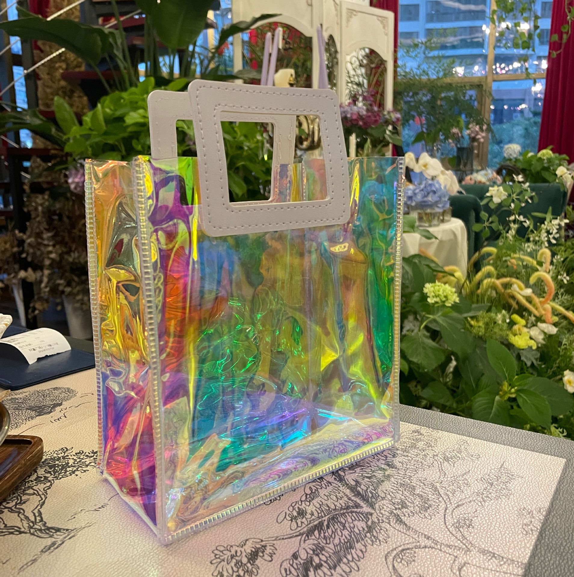 Bolsa de mano transparente de PVC, bolsa de regalo de plástico, bolso de mano láser, bolsa de regalo transparente en stock, proceso láser