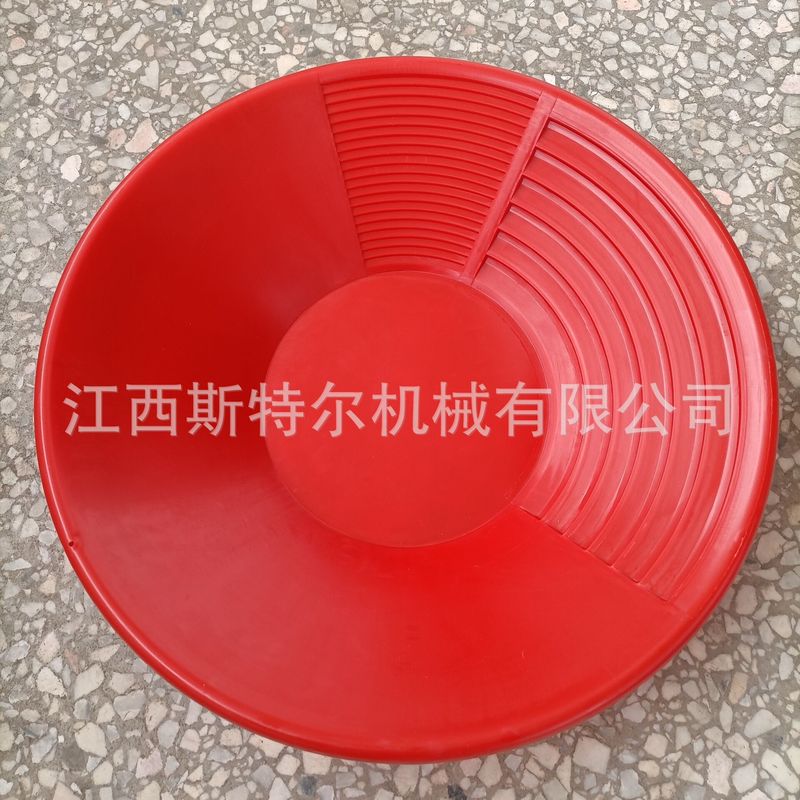 厚いゴールドラッシュのツールの手は金鉱の砂金を振って金を洗って金を洗って金を洗うたらいのゴールドラッシュの碗の粘金の箕の機械を洗います。|undefined