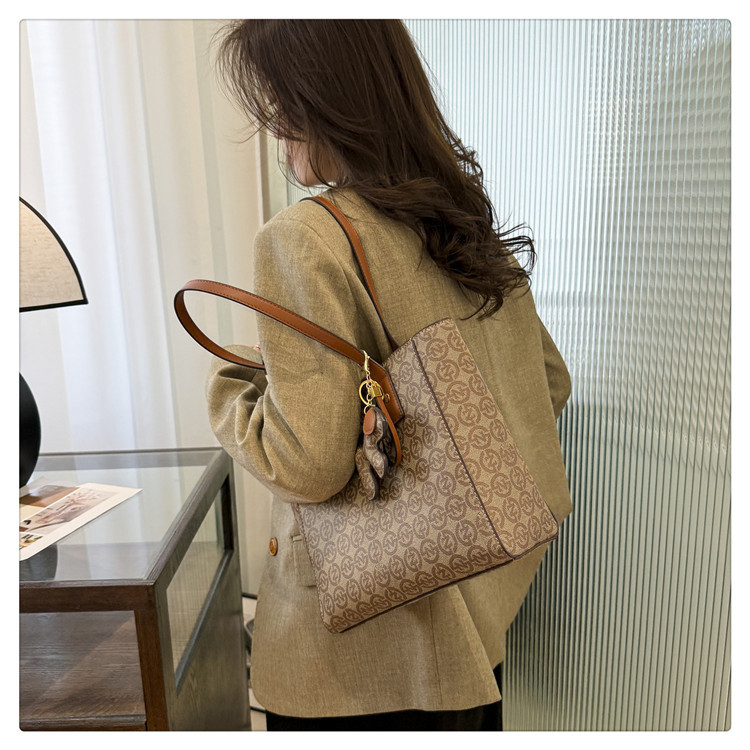 패션 가방 여성의 2025 새로운 하이 엔드 올 매치 숄더 백 틈새 디자인 핸드백 유행 크로스 바디 여성용 가방