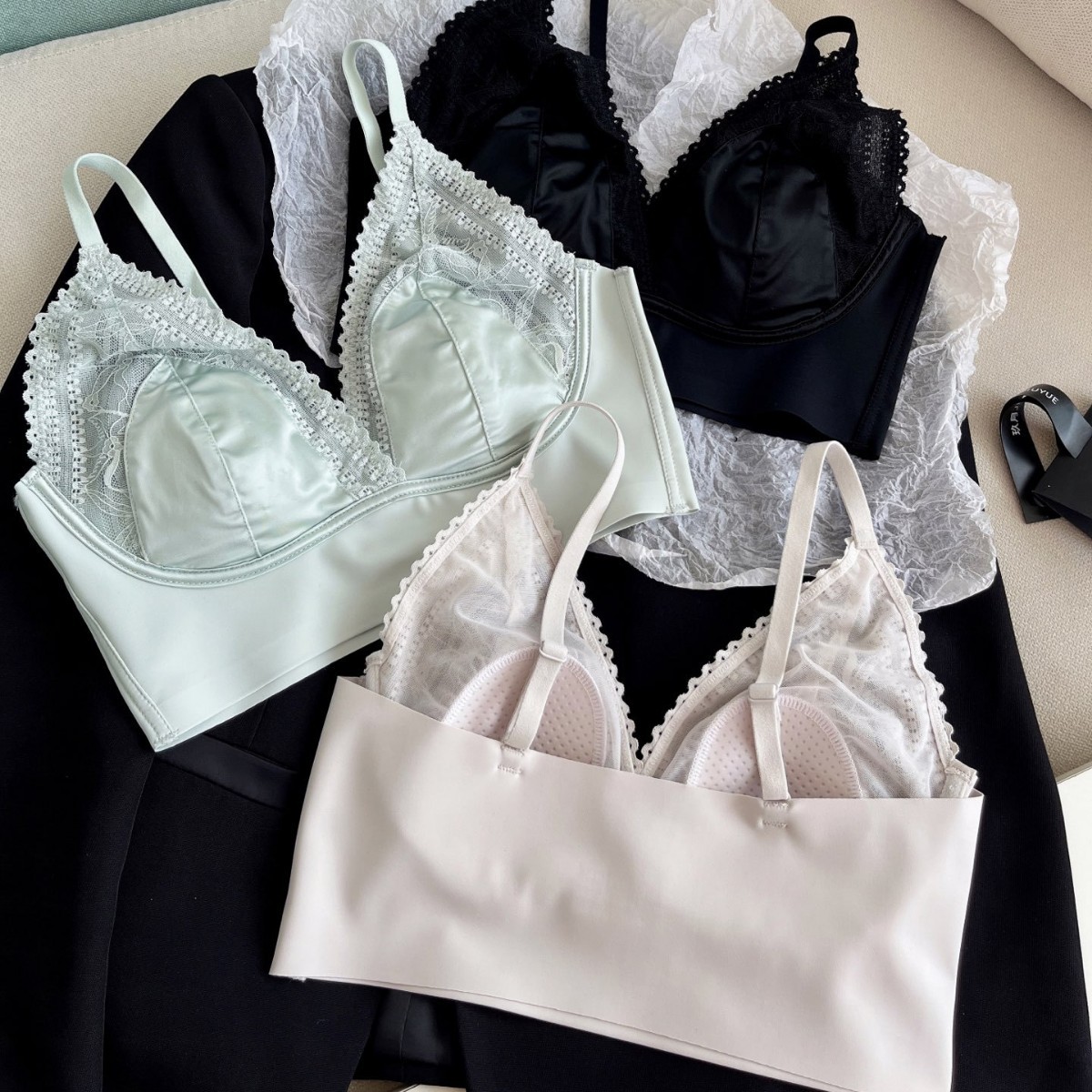 Satin cat ear cup beautiful back fixed ultra-thin crystal cup large breasts look small lace edge V-neck bra2325