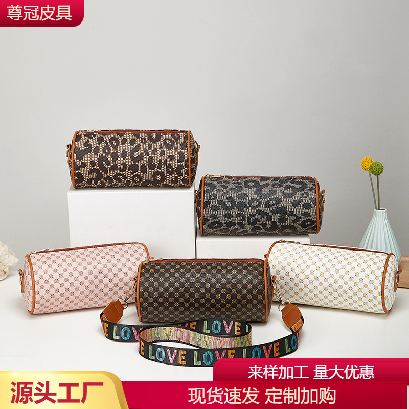 retro fashionable trend one-shoulder bag