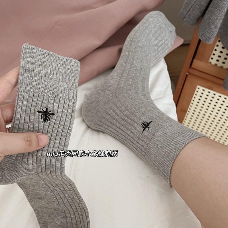 miu show same style bee embroidered vertical stripes double needle socks men's and women's cotton mid-calf length socks South Korea ins women's socks