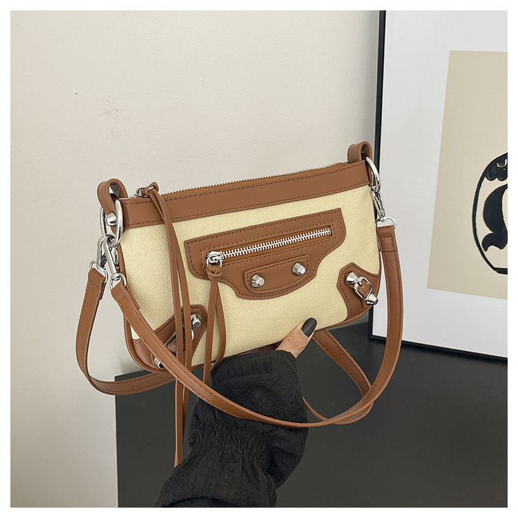 Bolsos de alta calidad para mujeres 2026 nueva textura de moda remaches locomotora viento bolsos de tendencia transfronteriza bolsos de mochila image 7