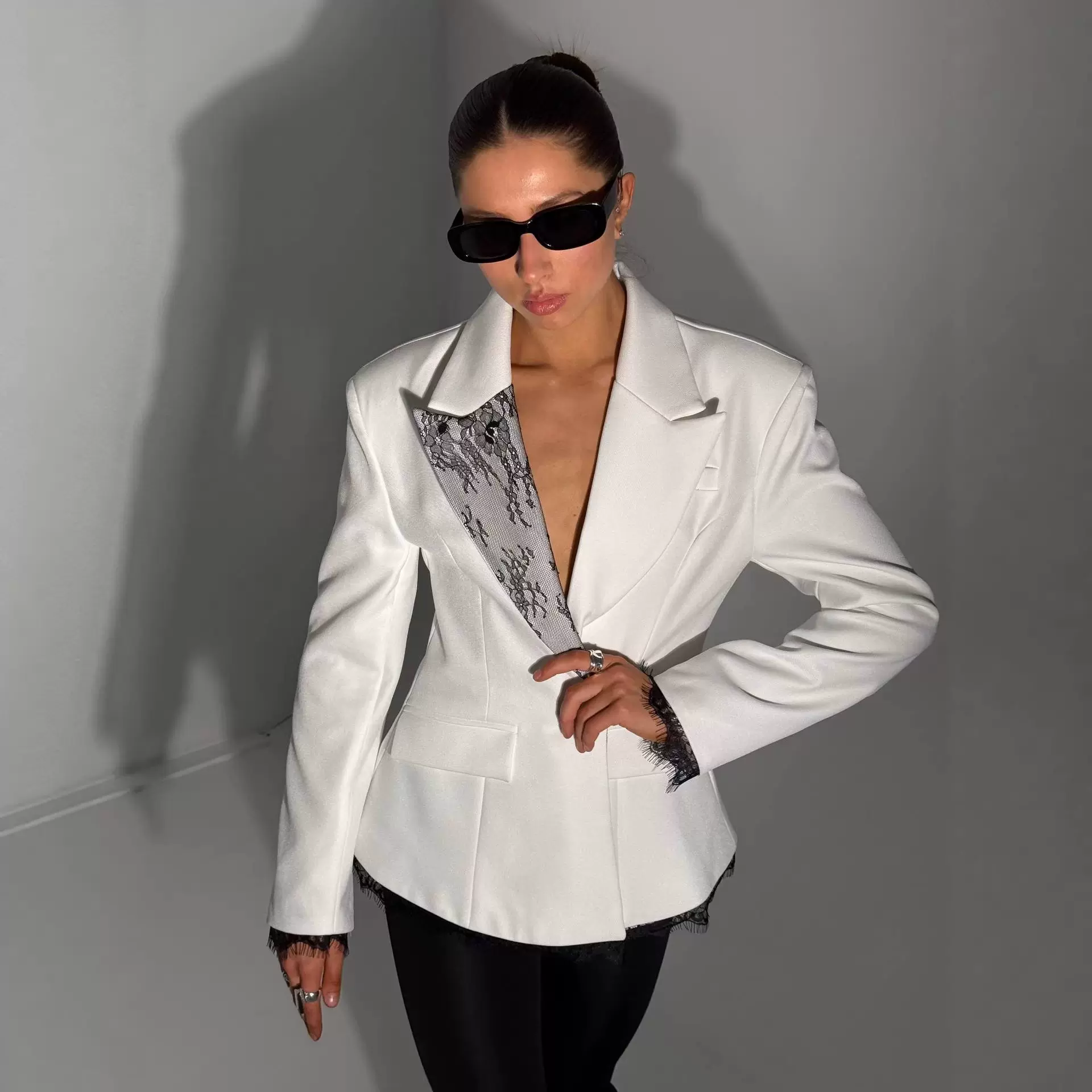 蕾丝西装外套女春季新款2026设计感高级女装V领收腰挺括垫肩西装