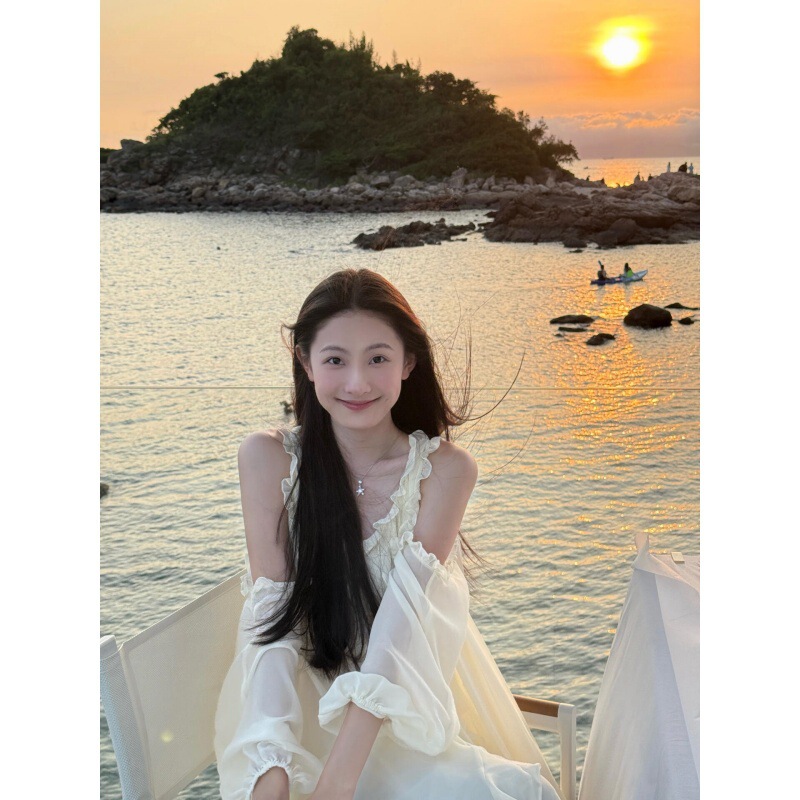 French Niche Design Off-Shoulder Dress, Summer Seaside Resort Style, Beautiful and Elegant Long Skirt French Niche Design Off-Shoulder Dress, Summer Seaside Resort Style, Beautiful and Elegant Long Skirt