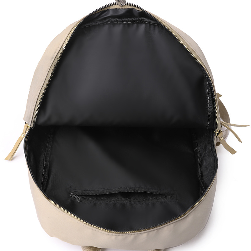 El fabricante emitió 2023 nuevas mochilas de nailon para mujer coreana, bordado de moda, remaches, mochila de viaje, mochila escolar para mujer