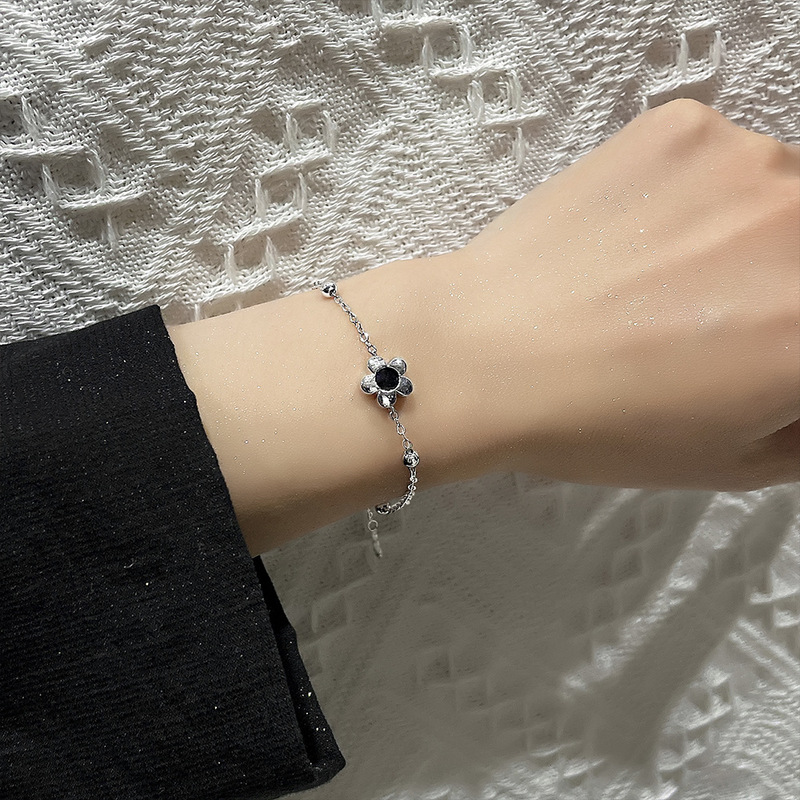 Sweet ins Black Flash Diamond Small Flower Bracelet Women's Simple Korean Style Fashion Five-petal Flower Girlfriend Chain Adjustable Sweet ins Black Flash Diamond Small Flower Bracelet Women's Simple Korean Style Fashion Five-petal Flower Girlfriend Chain Adjustable