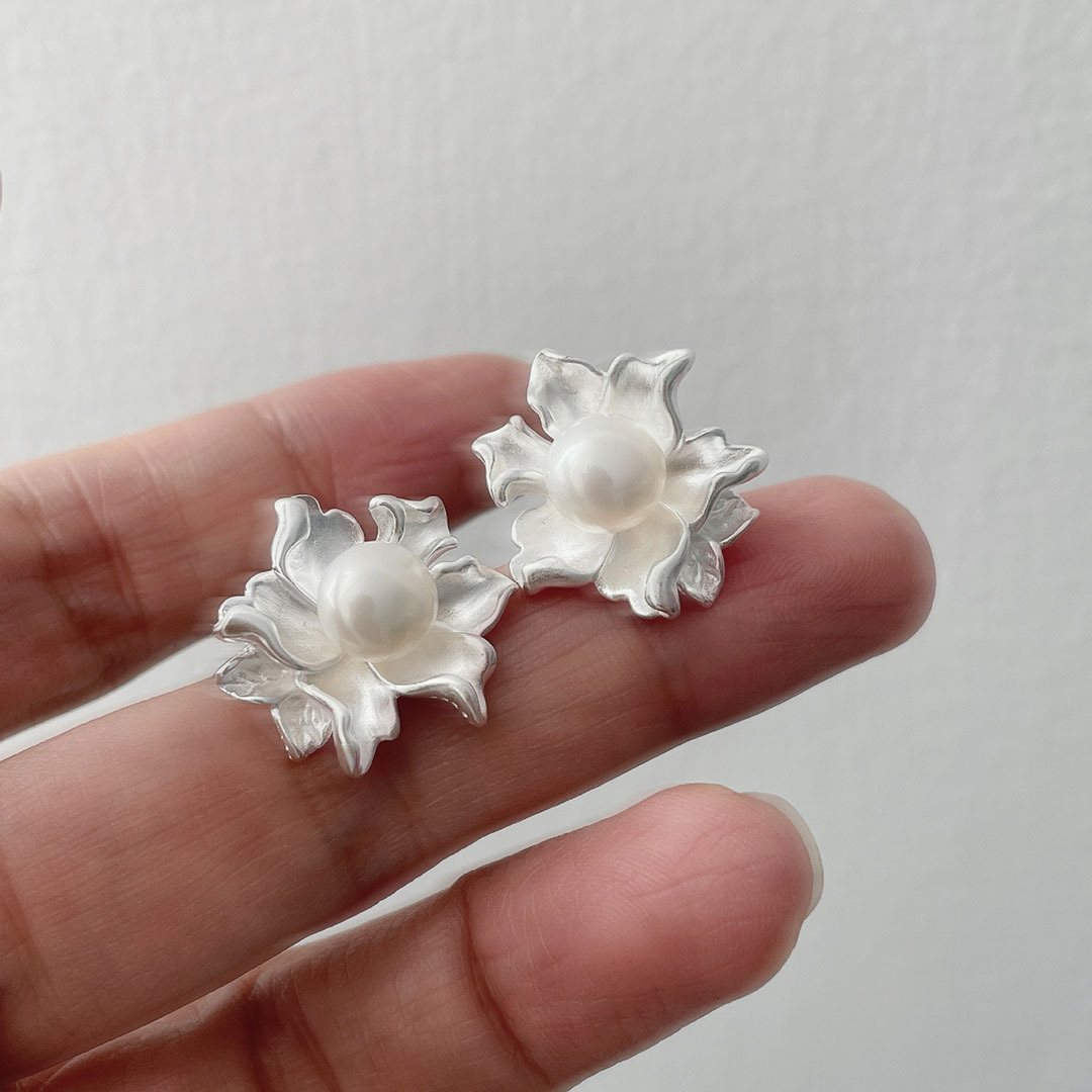 S925纯银天然淡水珍珠茉莉花耳钉女法式轻奢高级感