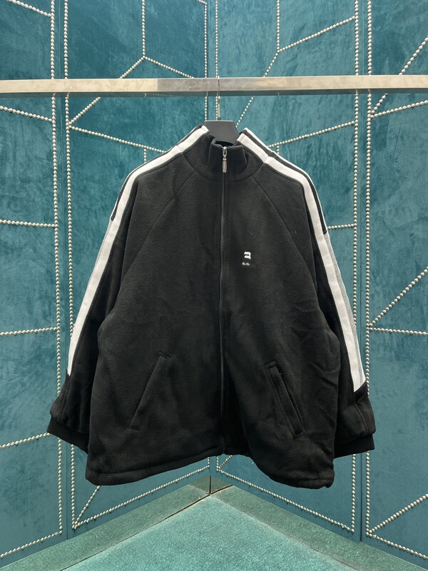 Correct Version < High Quality > B Brand's New Jacket with White and Gray Patchwork on the Shoulder Sleeves. Correct Version < High Quality > B Brand's New Jacket with White and Gray Patchwork on the Shoulder Sleeves.