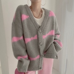 韓国の東大門のストライプのカーディガンのセーターのコートの女性はゆったりとしています。