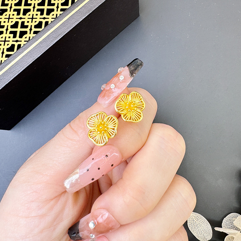 Sand Gold Sansheng flores huecos pernos de orejas de cobre chapado en oro delicados orejas de flores joyas de lujo ligero accesorios de Yiwu no se desvanecen