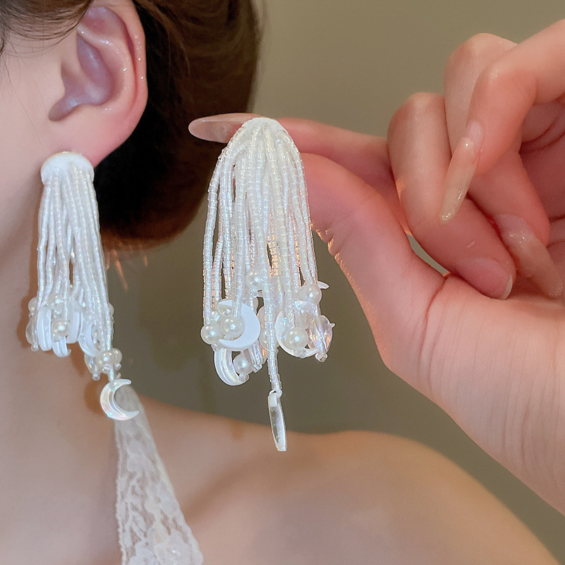 Pendientes de aguja plateados con pétalos de perlas con incrustaciones de diamantes y borlas, pendientes de tuerca de lujo ligeros y de alta gama con un diseño elegante y versátil.