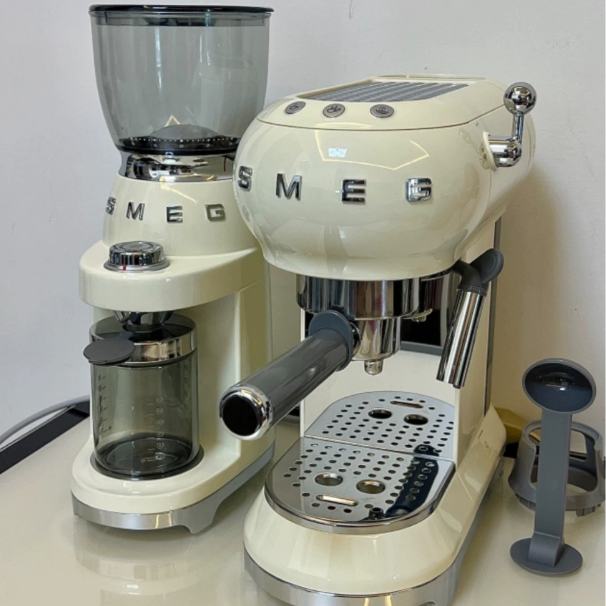Кофемашина SMEG набор SMEG кофемашина EC01 + измельчитель CGF01 многоцветный вариант