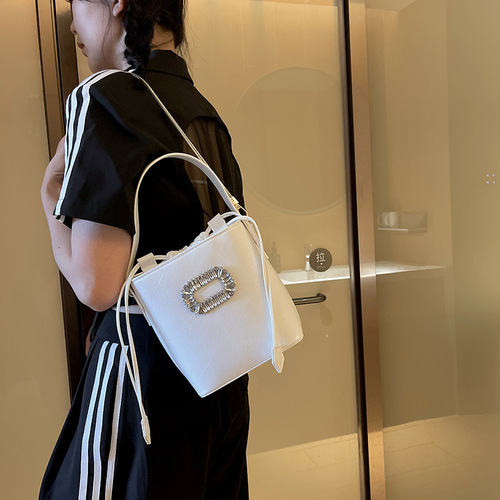 This year's popular bucket bag  summer new chain bag, embellished with diamonds, trendy hand-held top-handle bag for ladies, single shoulder crossbody bag