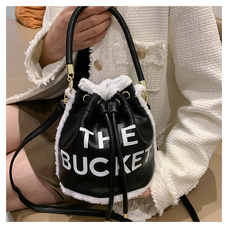 Bolsa de cubo portátil para mujeres 2022 transfronteriza nueva moda impresa carta bolso nicho diseño felpa bolsa de mensajero