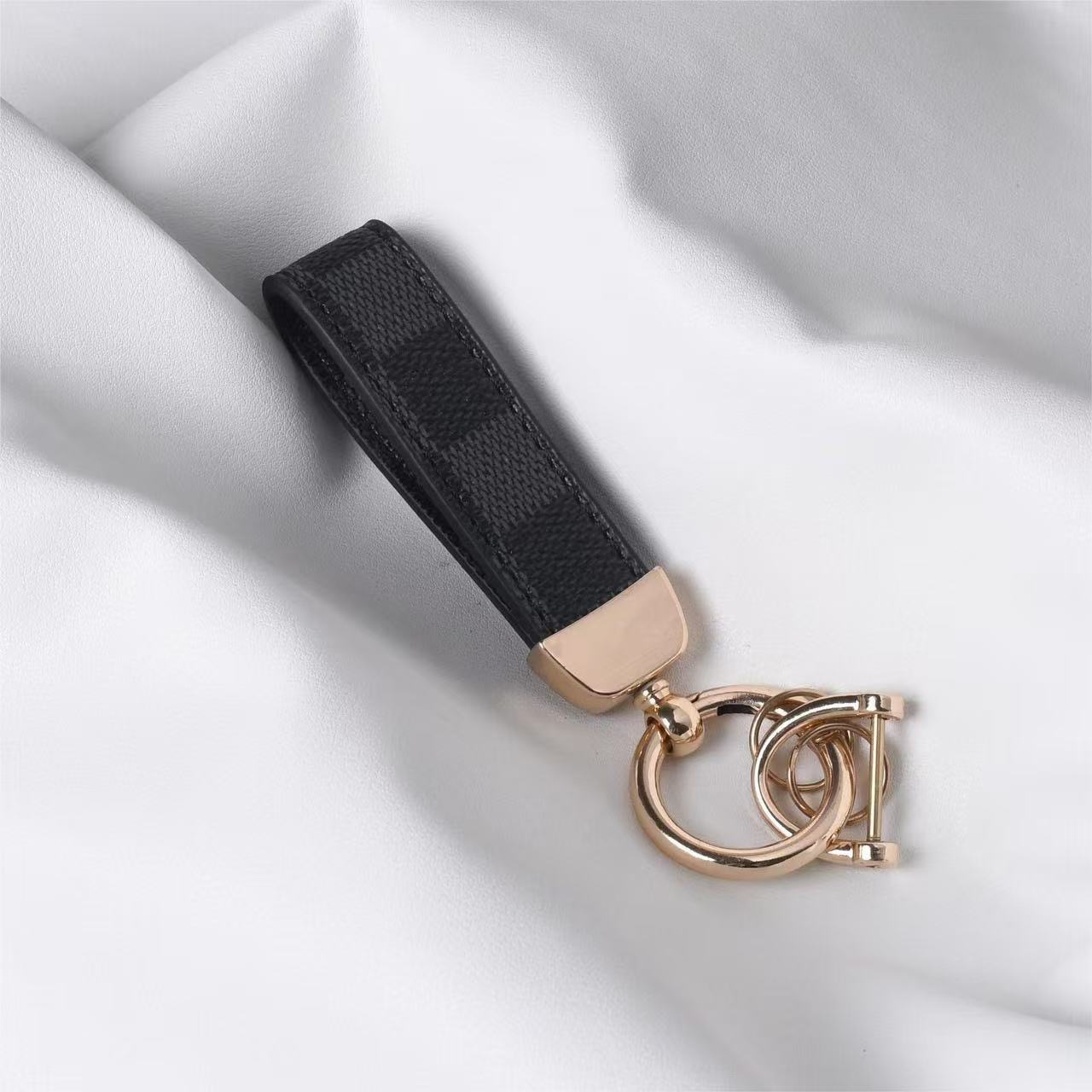 新しい花柄の高級車のキーホルダー、男性と女性のための腰掛け車の金属キーホルダーペンダント、カー用品卸売