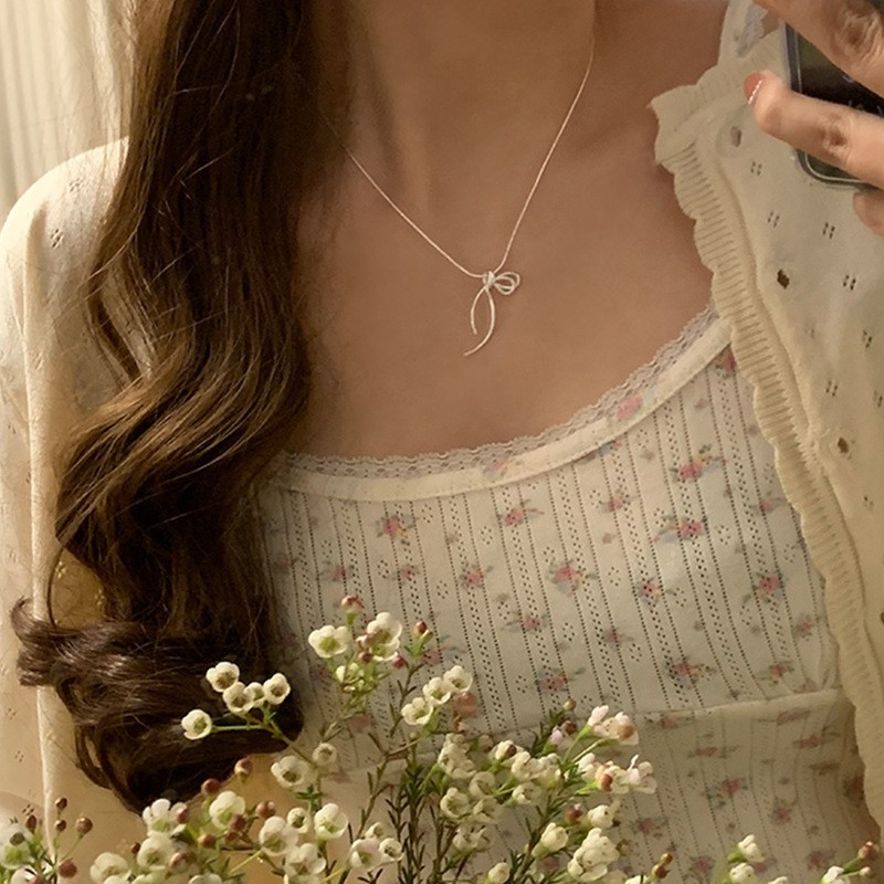 Collar de perlas con lazo de flor con cuentas francesas Elegante cadena de clavícula con sentido de alta gama retro ligero decoración de lujo femenino