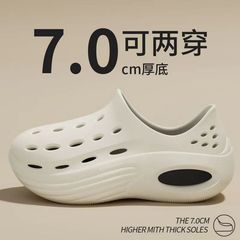 夏の男性は屋外で穴の靴を履いています。