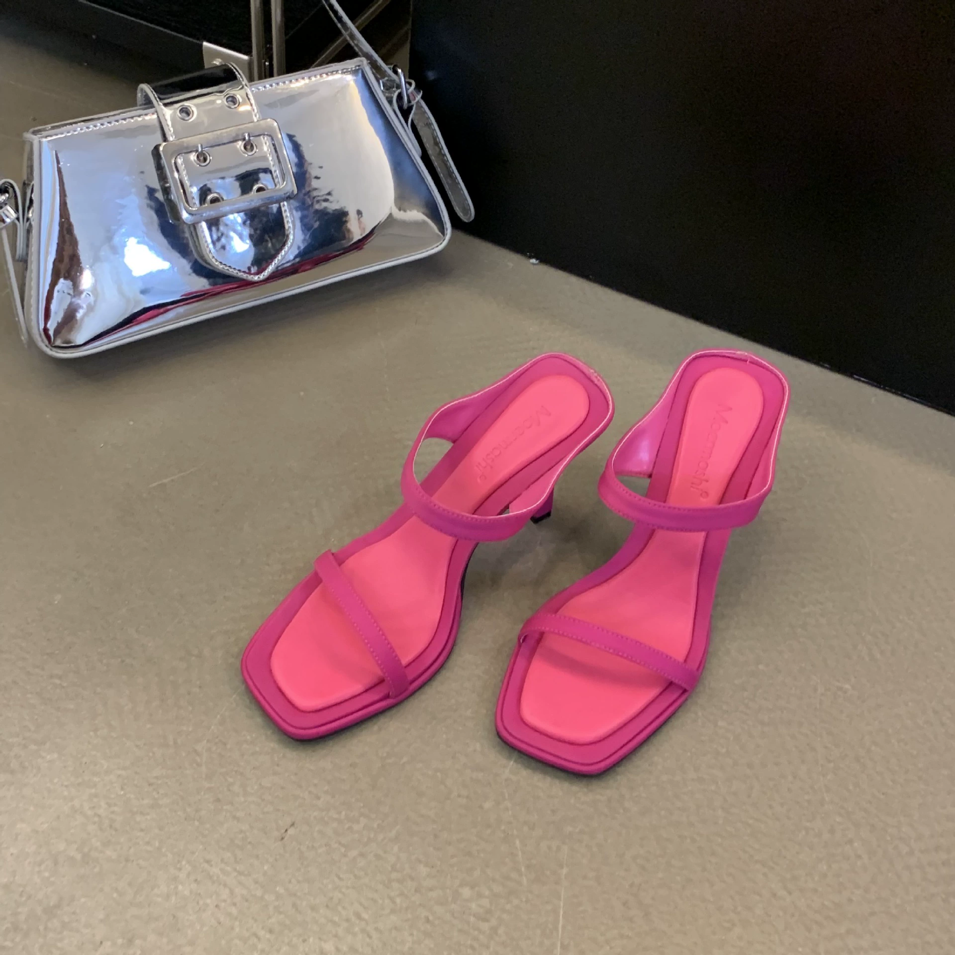 Summer fashionable universal sandals with a strap, 2024 years, internet celebrity, suitable with a skirt