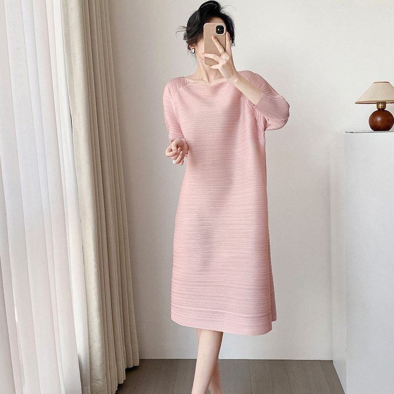 Miyake Pleated 2026 Spring New Fashion Dress in Loose Fit, Youthful Mid-Length Style, Gentle Commuting Style Dress