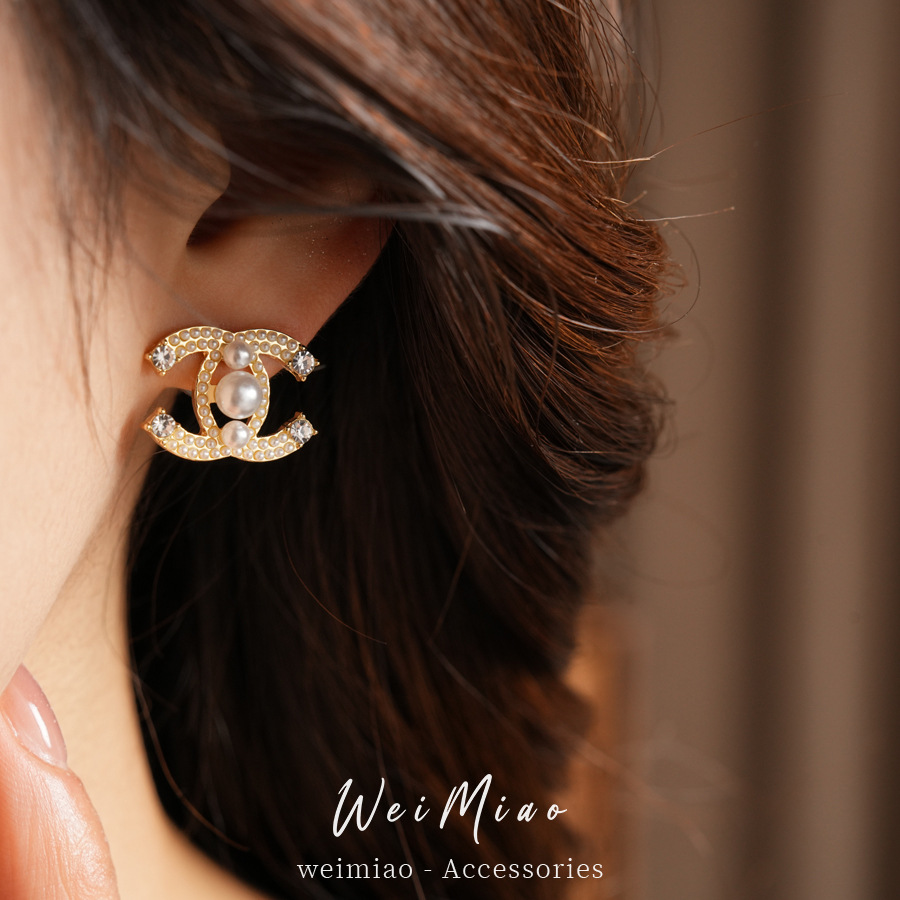 Aguja de plata con diamantes doble C perla personalidad femenina exquisita moda pendientes de viaje ligero de lujo alta sensación de pendientes al por mayor