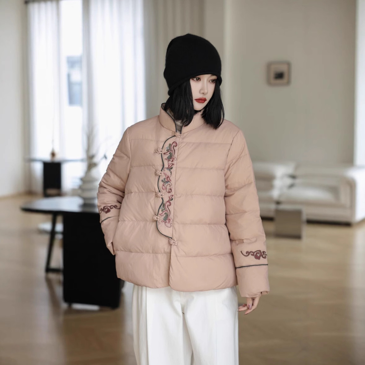 2024 겨울 새로운 새로운 중국 자수 다운 재킷 여성 예술 레트로 수직 칼라 버클 화이트 덕 다운 재킷