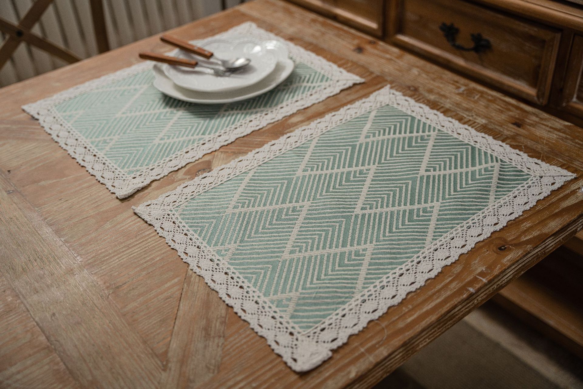 绿波浪四个白流苏