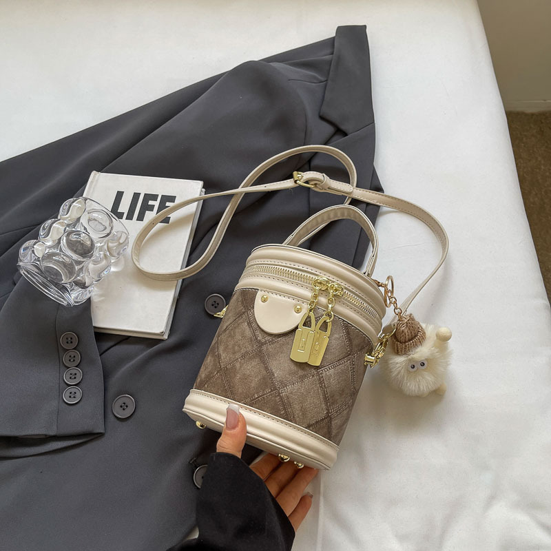 Bolso de mano popular este año, bolso de mano caliente para mujeres 2024, nuevo bolso de tendencia universal, bolso de balde de color de choque de alto nivel