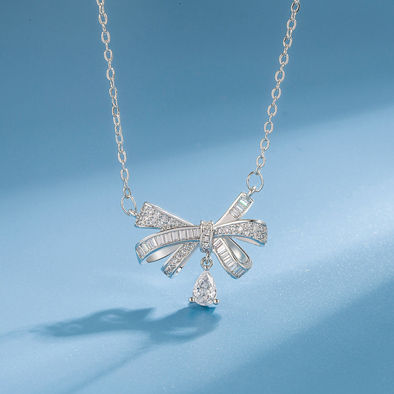 Pendant with zircon with bow drop-shaped