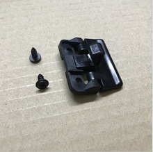 适用凯美瑞汉兰达花冠卡罗拉佳美RAV4中央扶手卡扣工具储物箱锁钩