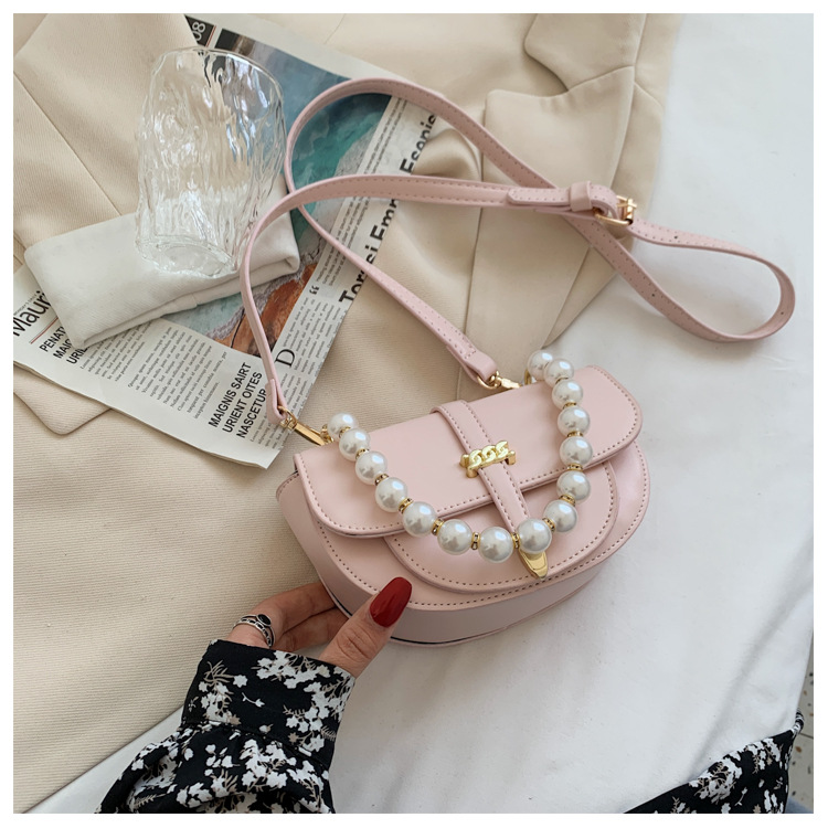 Fashion Pearl Chain Portable Saddle Bag display picture 3