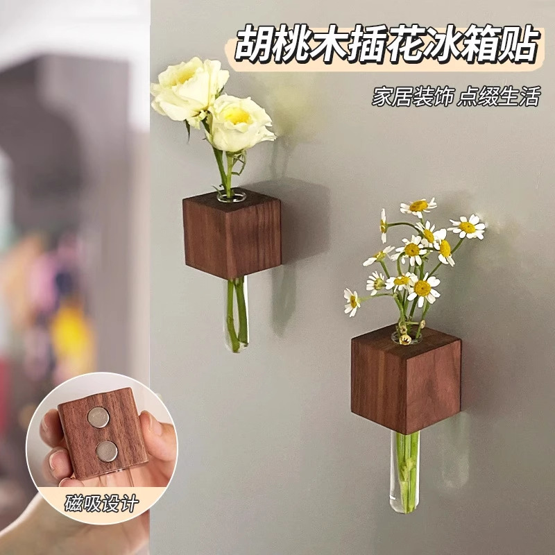 冷蔵庫は花瓶を貼っています。|undefined